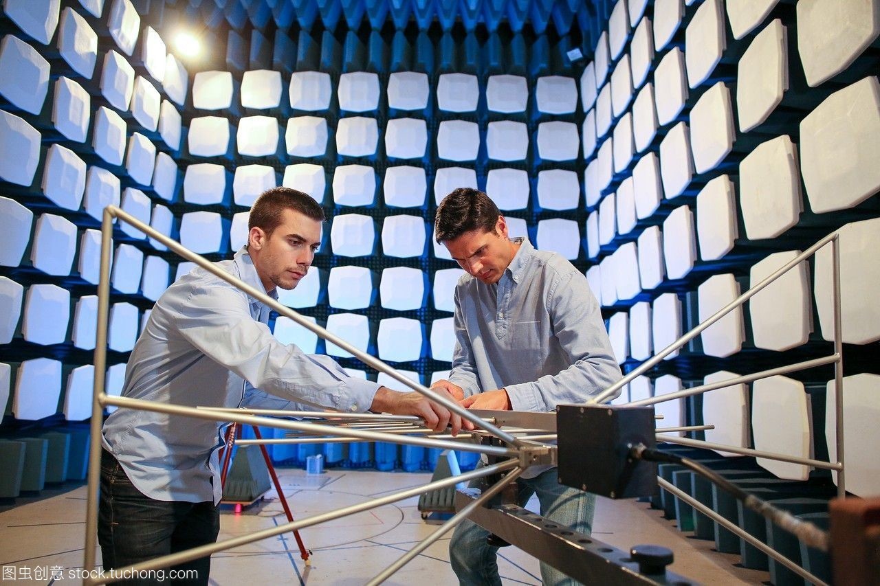 研究人員。消聲室。emc&電信實驗室低壓電器電子產品認證。技術服務行業。tecnalia研究與創新。bizkaia。巴斯克的國家。西班牙。